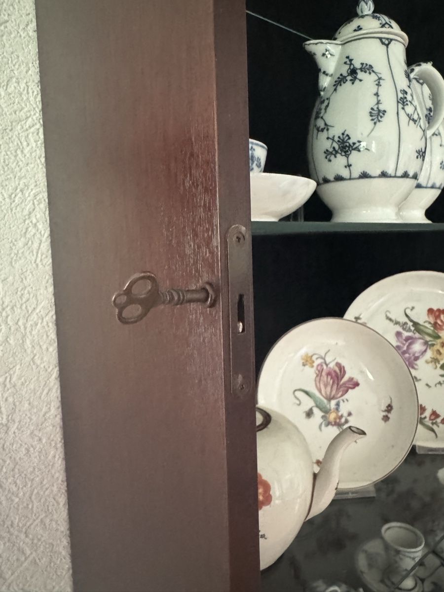 Vetrine: Holz Vitrine, furniert  – Usato da Langnau am Albis venduto da pla_2vk5 4