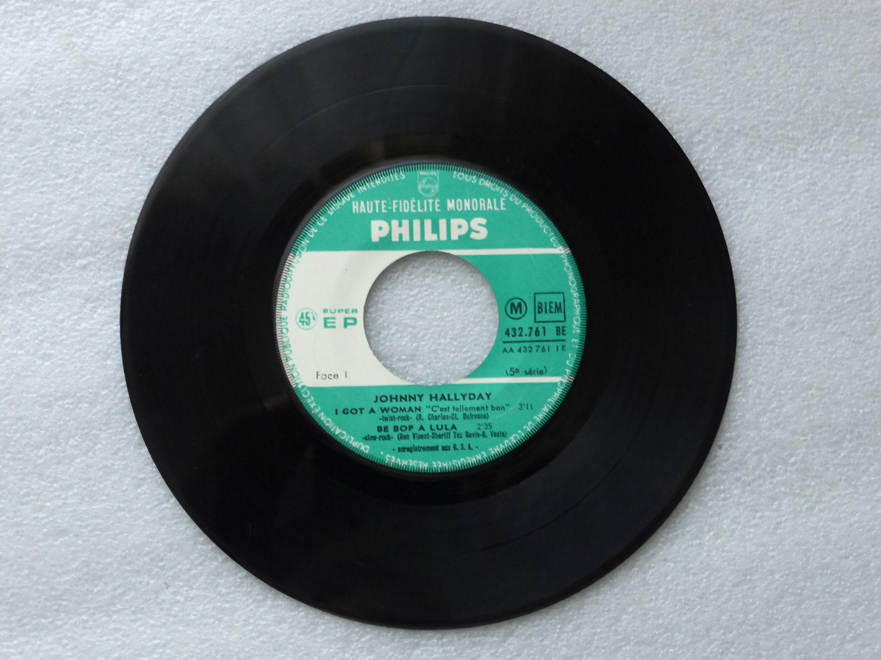 Schallplatten: Vinyl Single   EP  JOHNNY HALLYDAY – Gebraucht aus Küssnacht am Rigi von Mondkinder 1