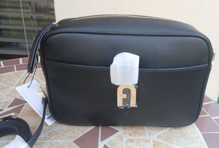 NEU FURLA DAMEN SCHULTERTASCHE SCHWARZ. 24 cm x 16 cm × 8 cm