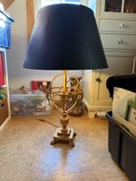 Vintage Stehlampe mit grossen schwarzen Schirm