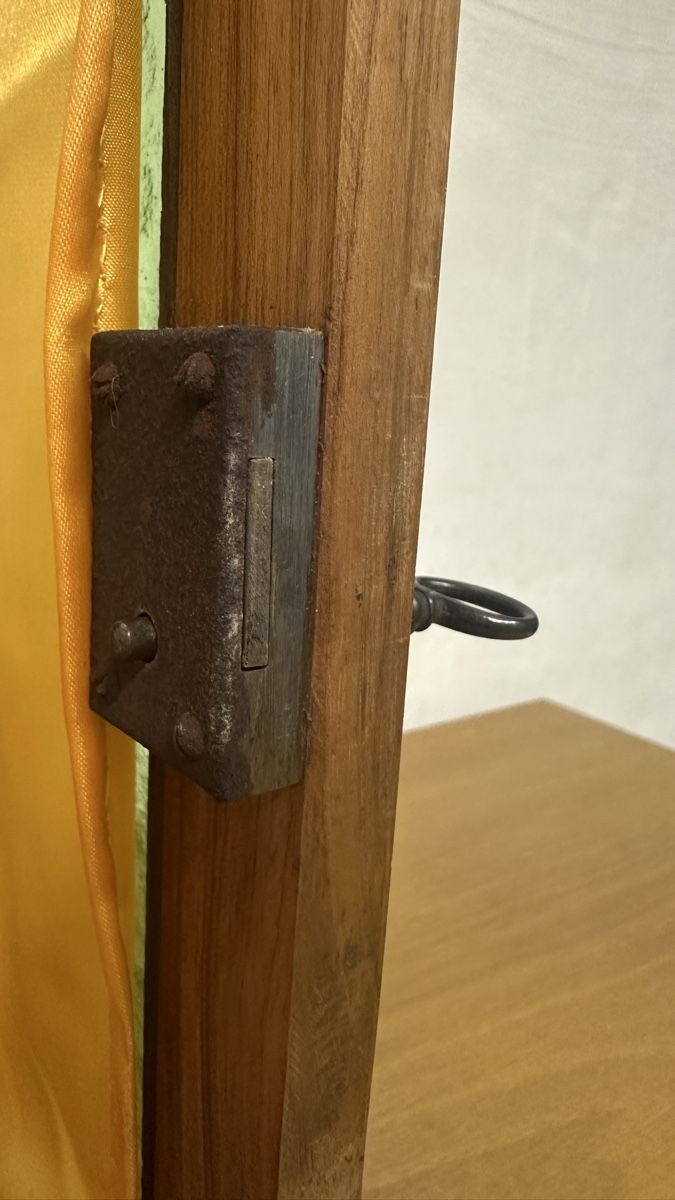 Armoires: Small Wooden Cabinet with Lock and Key – D'occasion à Schlieren par Norauro 7