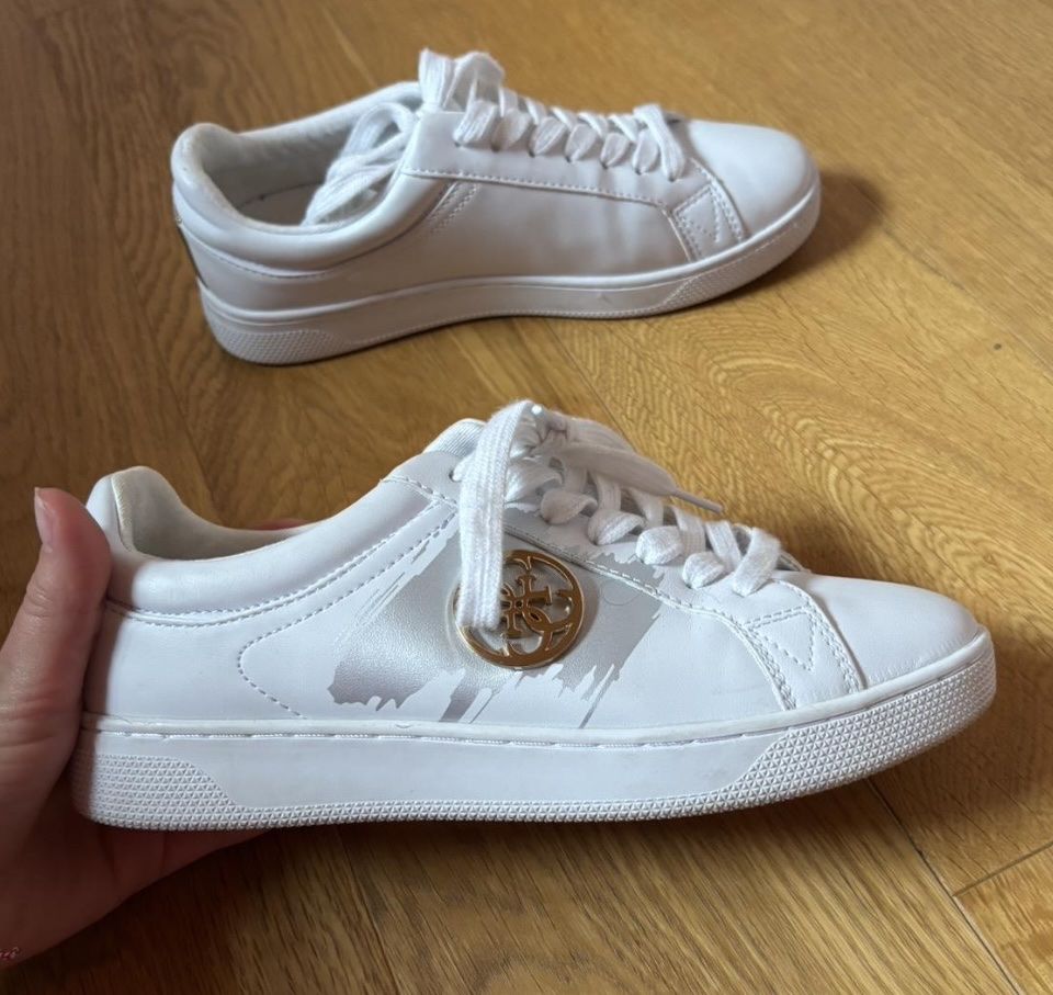 Guess Damenschuhe: Guess sneakers – Gebraucht aus Commugny von n_a_m2tv