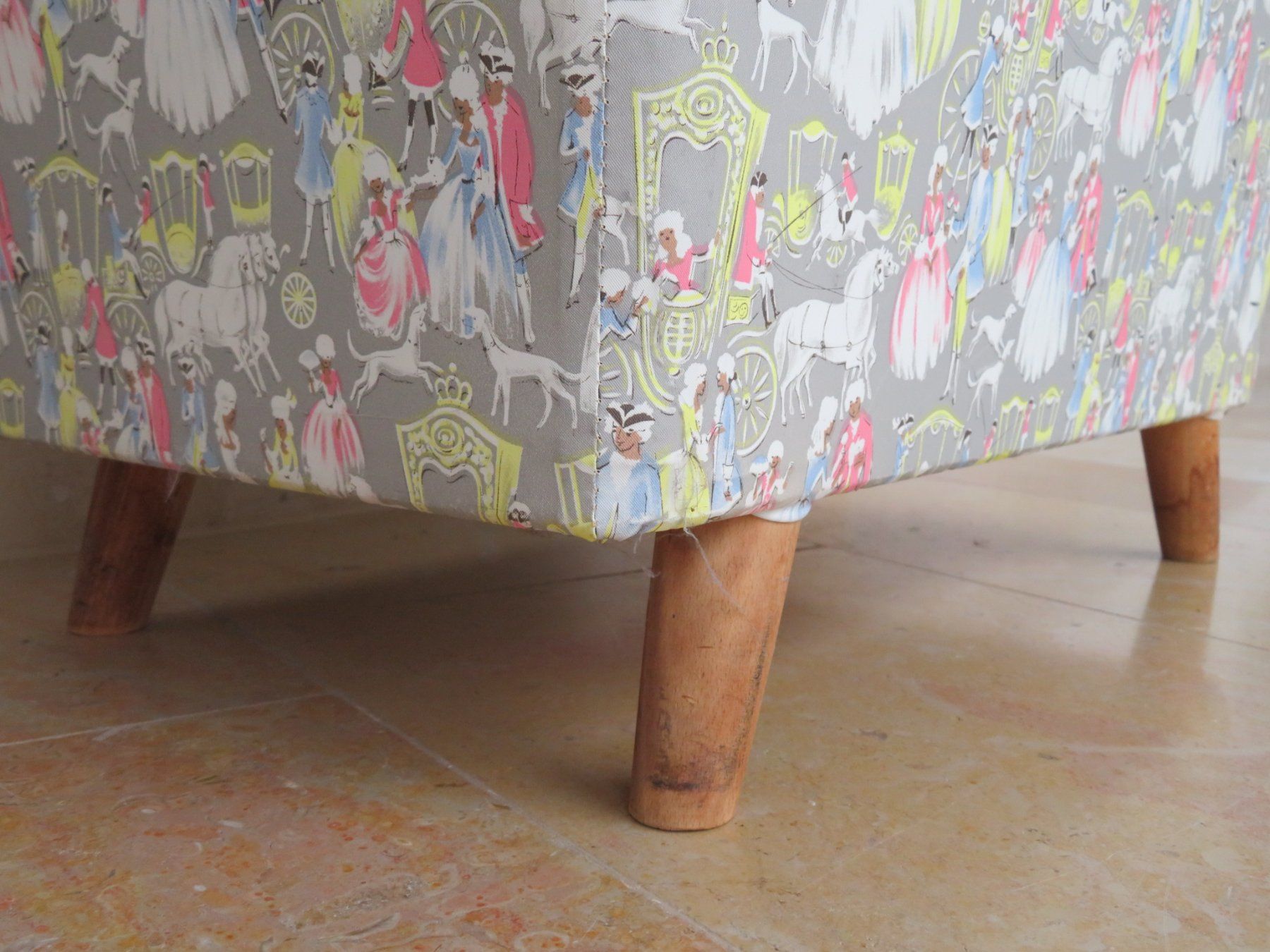 Cassapanche: Vintage Truhe mit dekorativem Muster – Usato da Reinach BL venduto da WBZ-Flohmarkt 2