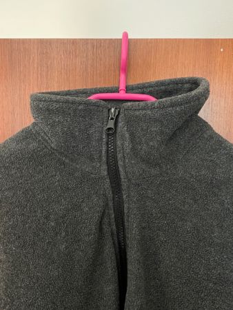 Grauer oversized Faserpelz