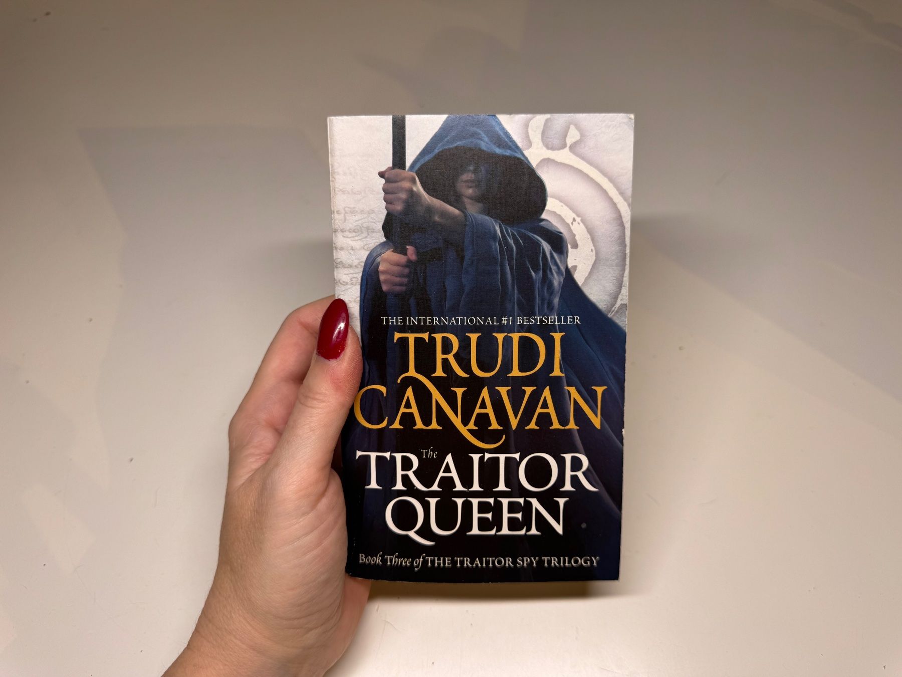 Livres: NOVEL: Trudy Canavan, Traitor Queen – D'occasion à Grosswangen par English_books