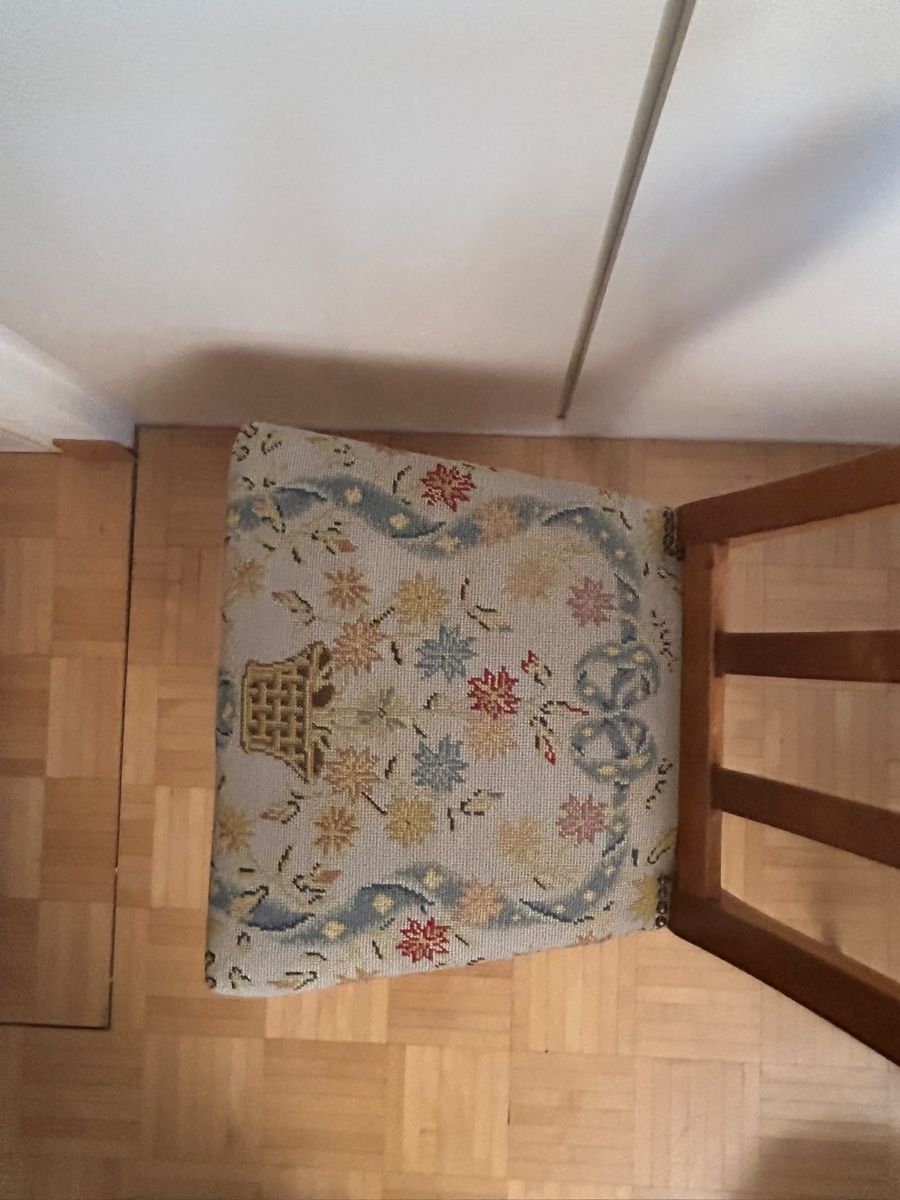 Sedie: 6 Stühle mit gesticktem Sitzbezug – Usato da Bern venduto da schulz-duebi 2