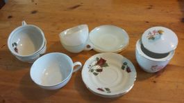 Tasses ,sous tasses et sucrier