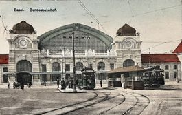 AK Basel Bundesbahnhof, mit Trams (1907, gelaufen)