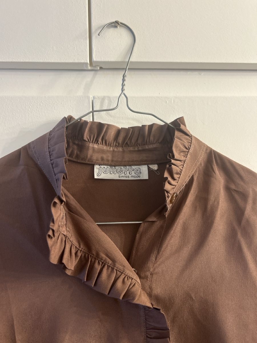 Blusen: Chic brown ruffle blouse - perfect for autumn layering! – Gebraucht aus Marly von redinaber 1