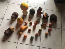 Herbstdekoration, mehrteilig aus Ton