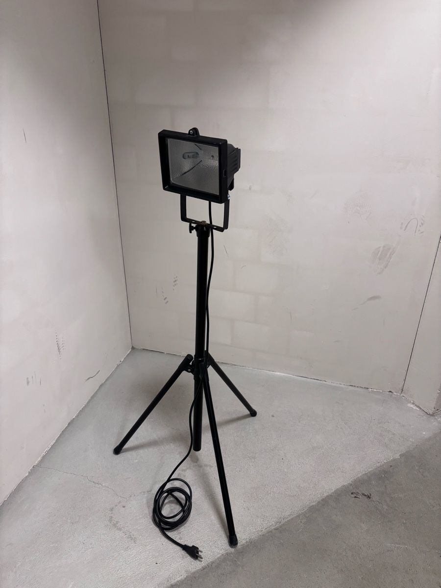 Lampes: Baustrahler Halogen 500W IP54 mit Stativ – D'occasion à Zürich par Sutecs