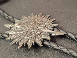 40) Bolo-Tie Westernkrawatte Sonne Relief Silber