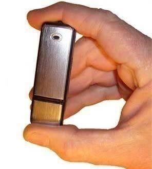 Chiavette USB: Auktion: Audio RECORDER-Diktiergerät+USB Key 4GB – Nuovo e nell'imballaggio originale da Yverdon-les-Bains venduto da Netgadget 2