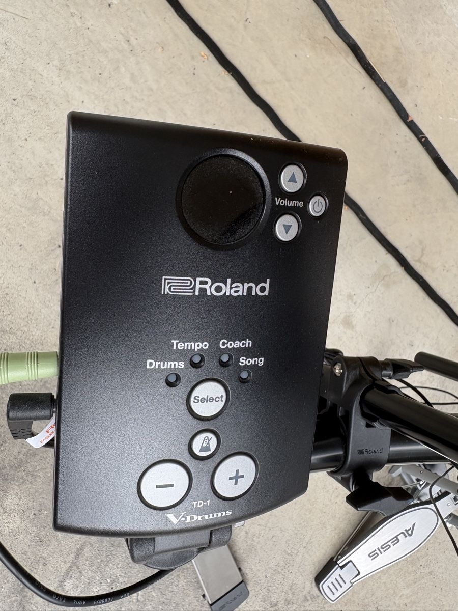 Roland Musikinstrumente: Einsteiger Drum Kit Roland TD-1DMK – Gebraucht aus Auenstein von 5222 3