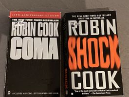 2 Taschenbücher auf Englisch von Robin Cook