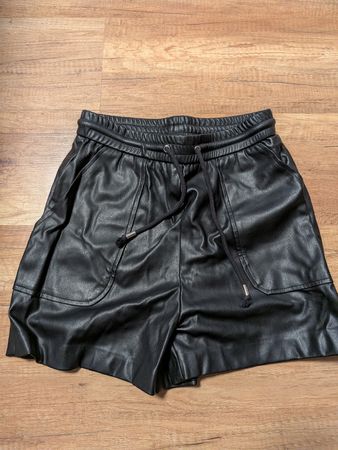Schwarze Kunstleder Shorts Zebra, Grösse M, Top Zustand!