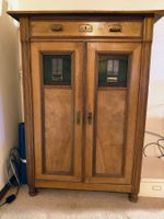Antiker Holzschrank mit Fenstern gebraucht