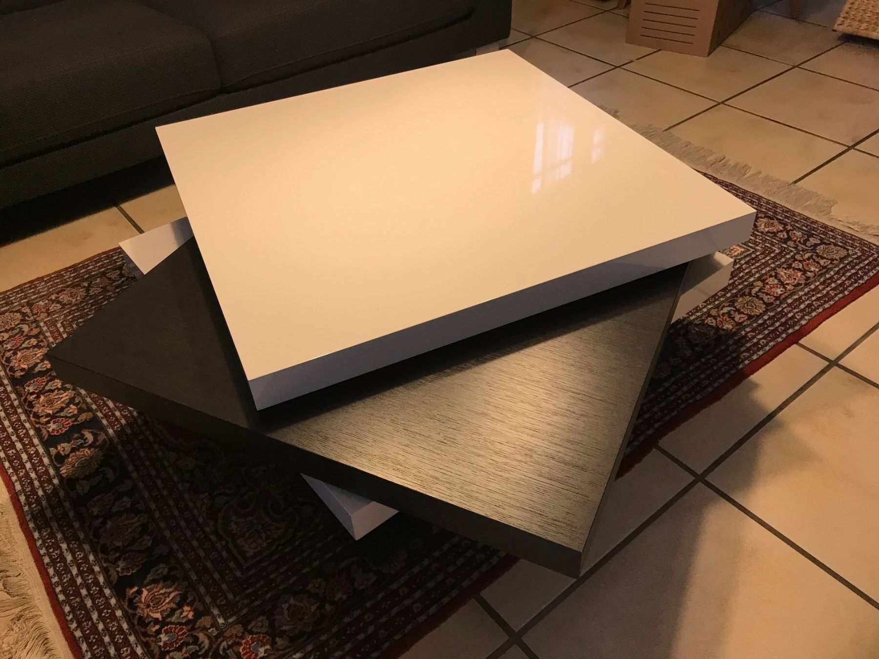 Ligne Roset Tische: Moderner Couchtisch, drehbar, weiss/anthrazit, Ligne Roset – Gebraucht aus Buchs AG von ikosanD 2
