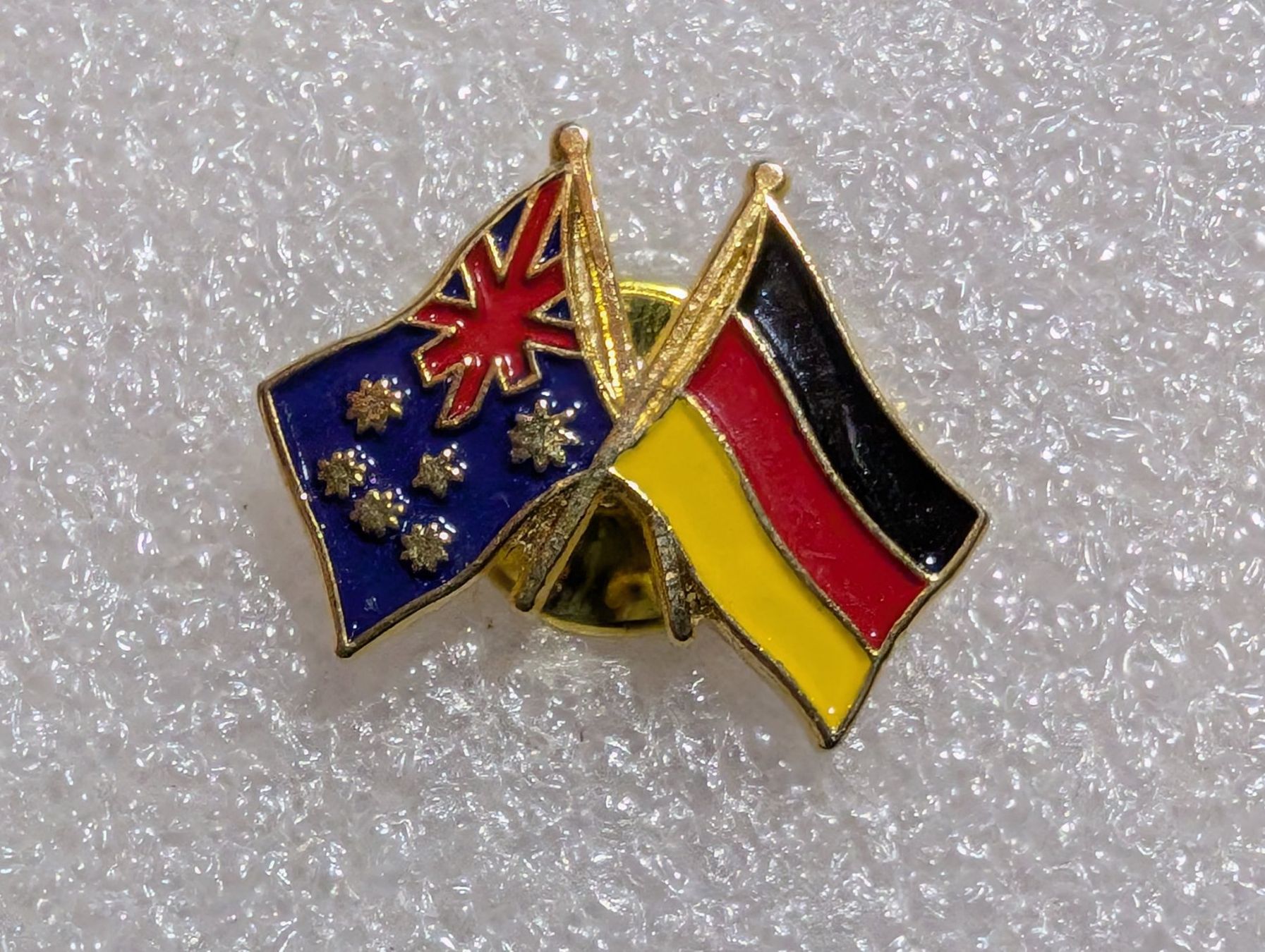 Placchette & Badge: Ansteckpin 253: Flagge – Usato da Oppligen venduto da Pin-Fall-Shop