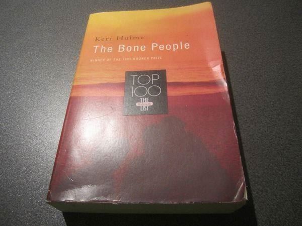 Libri: The Bone People, Keri Hulme – Usato da Zürich venduto da Motzkuh