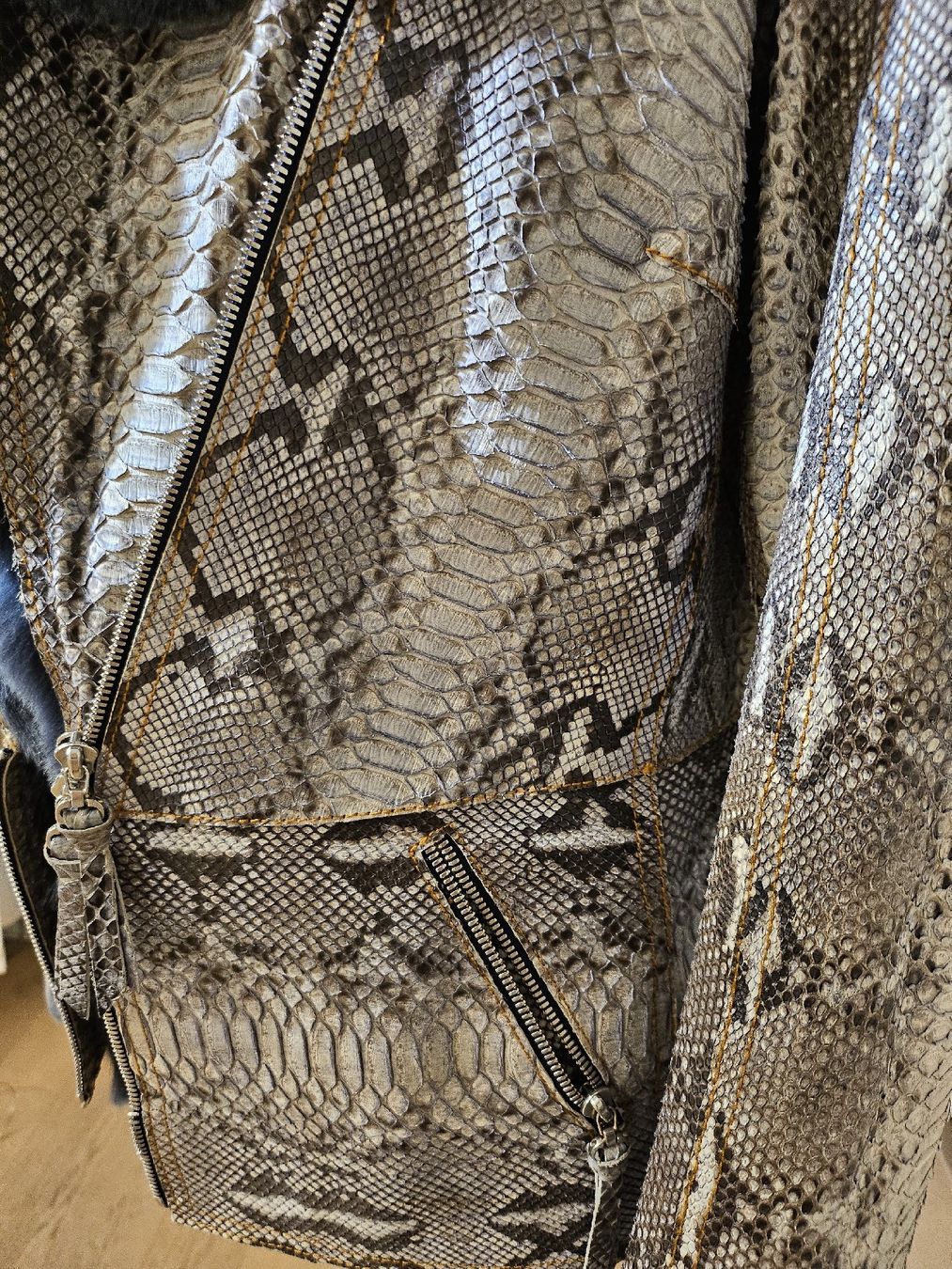 Jacken: Veste femme, cuir python et furure chinchila. M – Neu (gemäss Beschreibung) aus Rotkreuz von SiSi-13 3