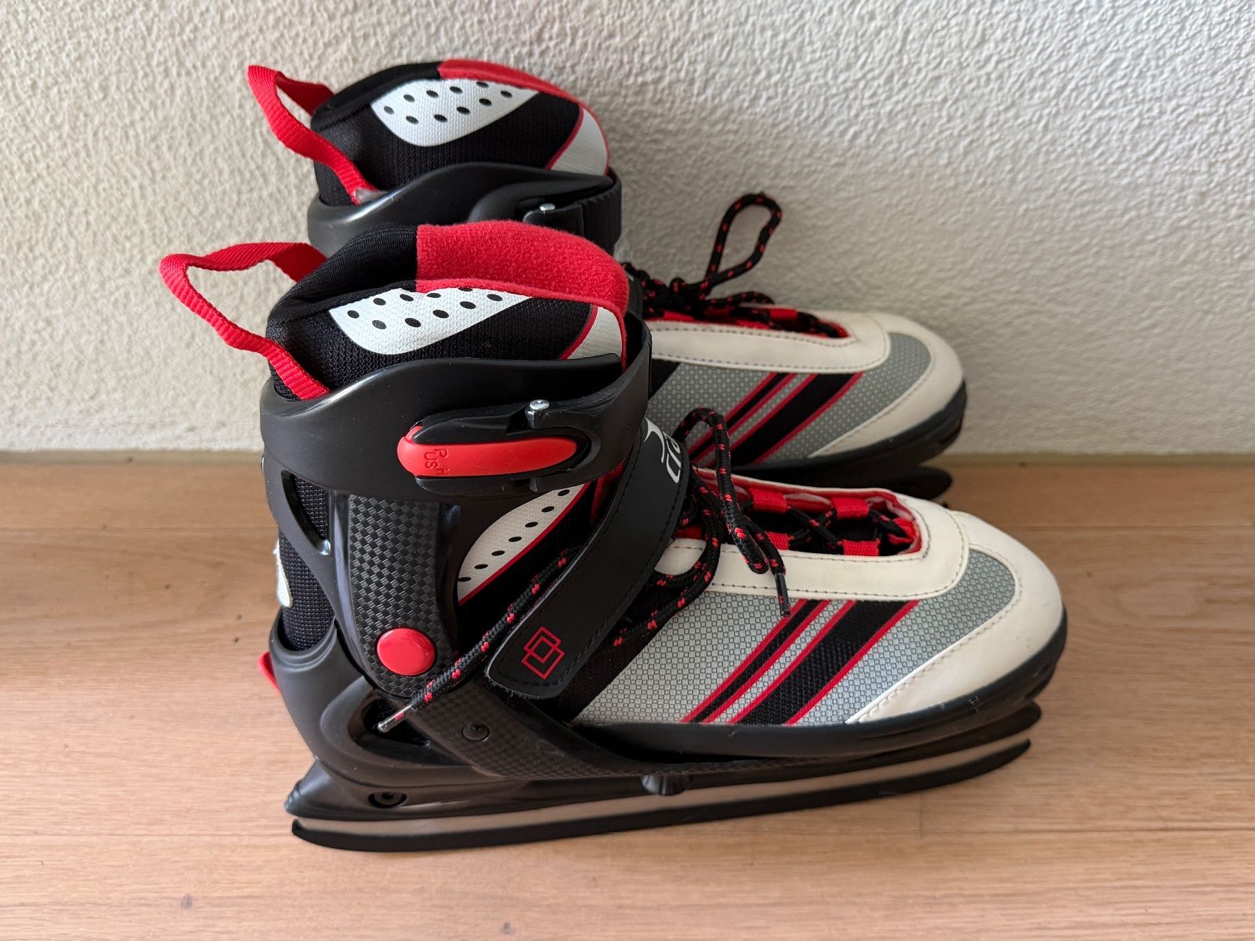 Pattini da ghiaccio: Schlittschuhe 37 - 41 – Usato da Aarau venduto da Ahoffa