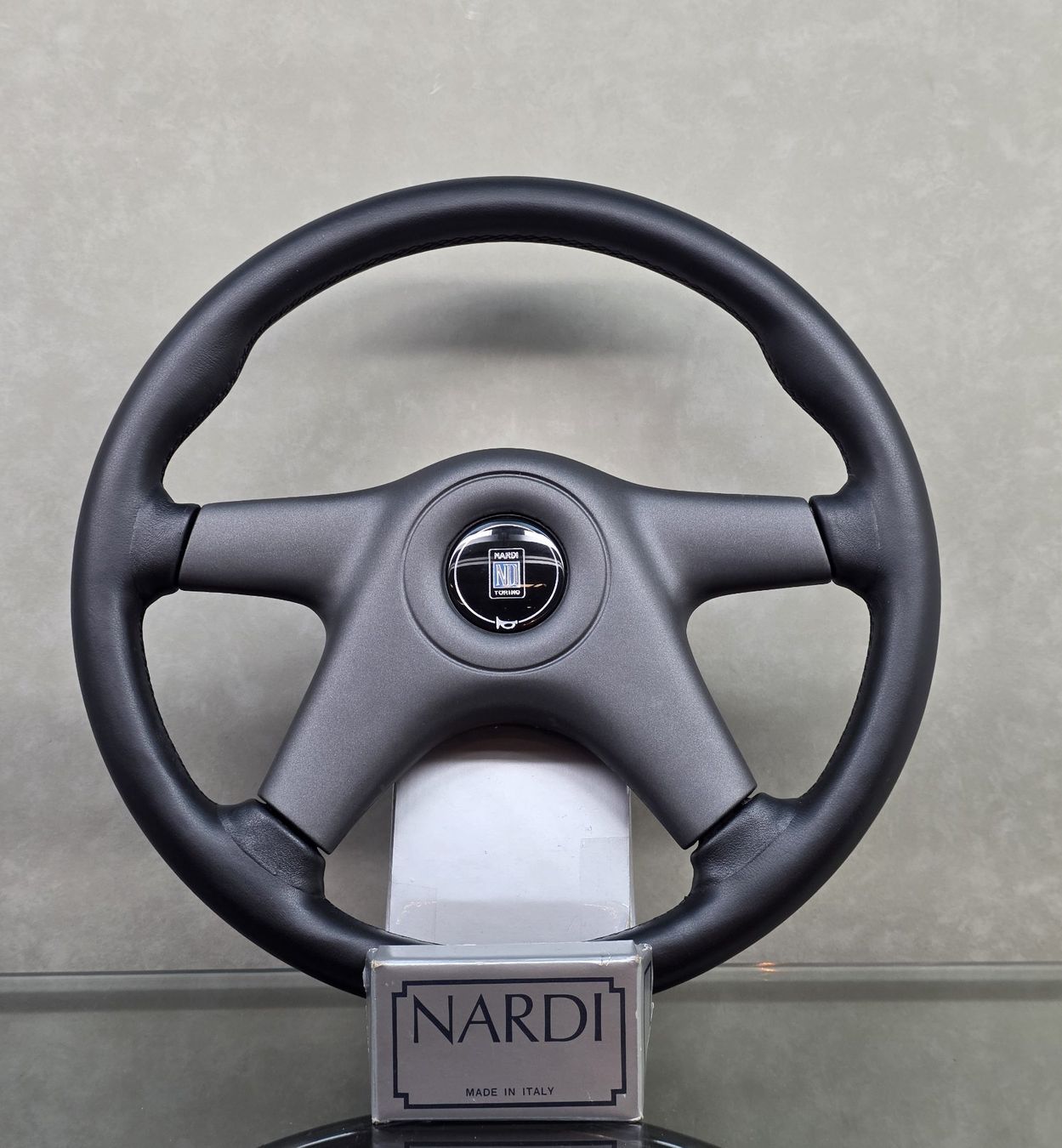Tutti pezzi di ricambio auto: Nardi Lenkrad Elite Leder – Nuovo e nell'imballaggio originale da Eich venduto da Deltamotor