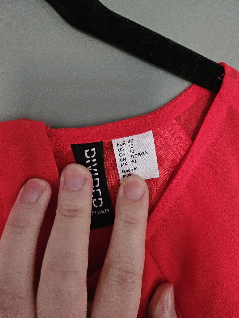 Kleider: Robe rouge – Neu und originalverpackt aus La Tour-de-Peilz von mar_2r26 1