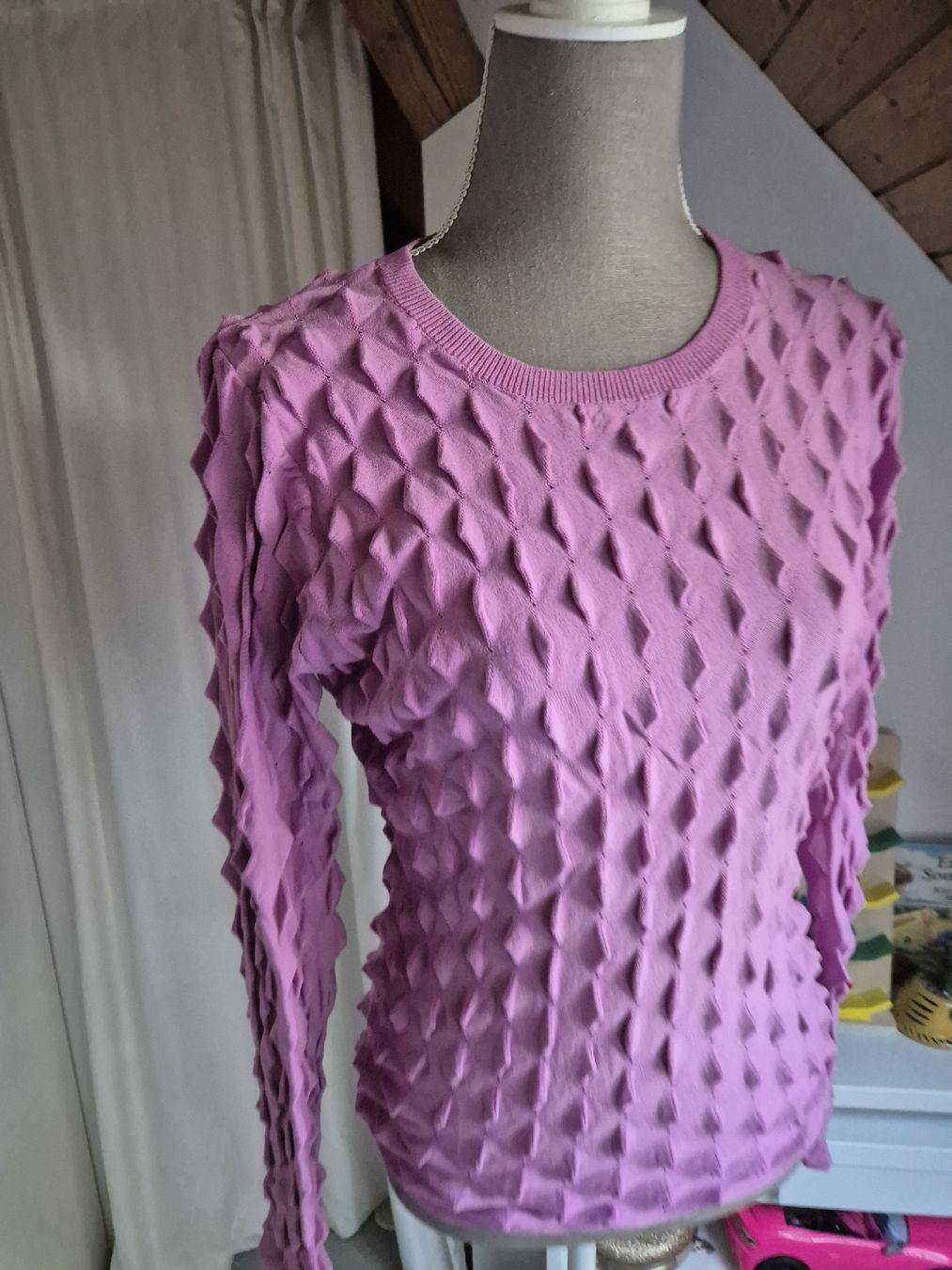Weekday Pulls & Sweat-shirts: Langarmpullu Weekday lila Strukturmuster Grösse M – Neuf (Voir description) à Zürich par Drago670 1