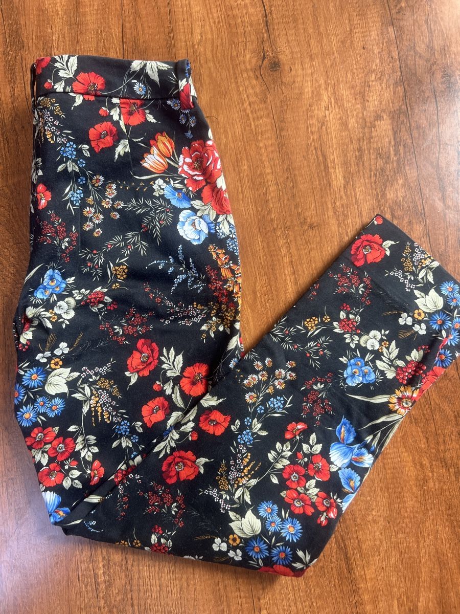 Pantaloni: H&M Hose Blumenmuster schwarz Grösse 36  – Usato da Niederglatt ZH venduto da AnFleischmann