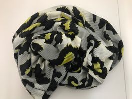 Schönes plissiertes Foulard