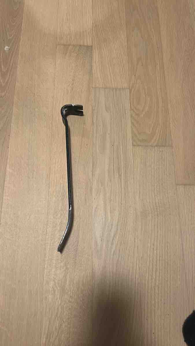 Sturdy Metal Crowbar for Demolition and Construction Use (Gebraucht) in ...