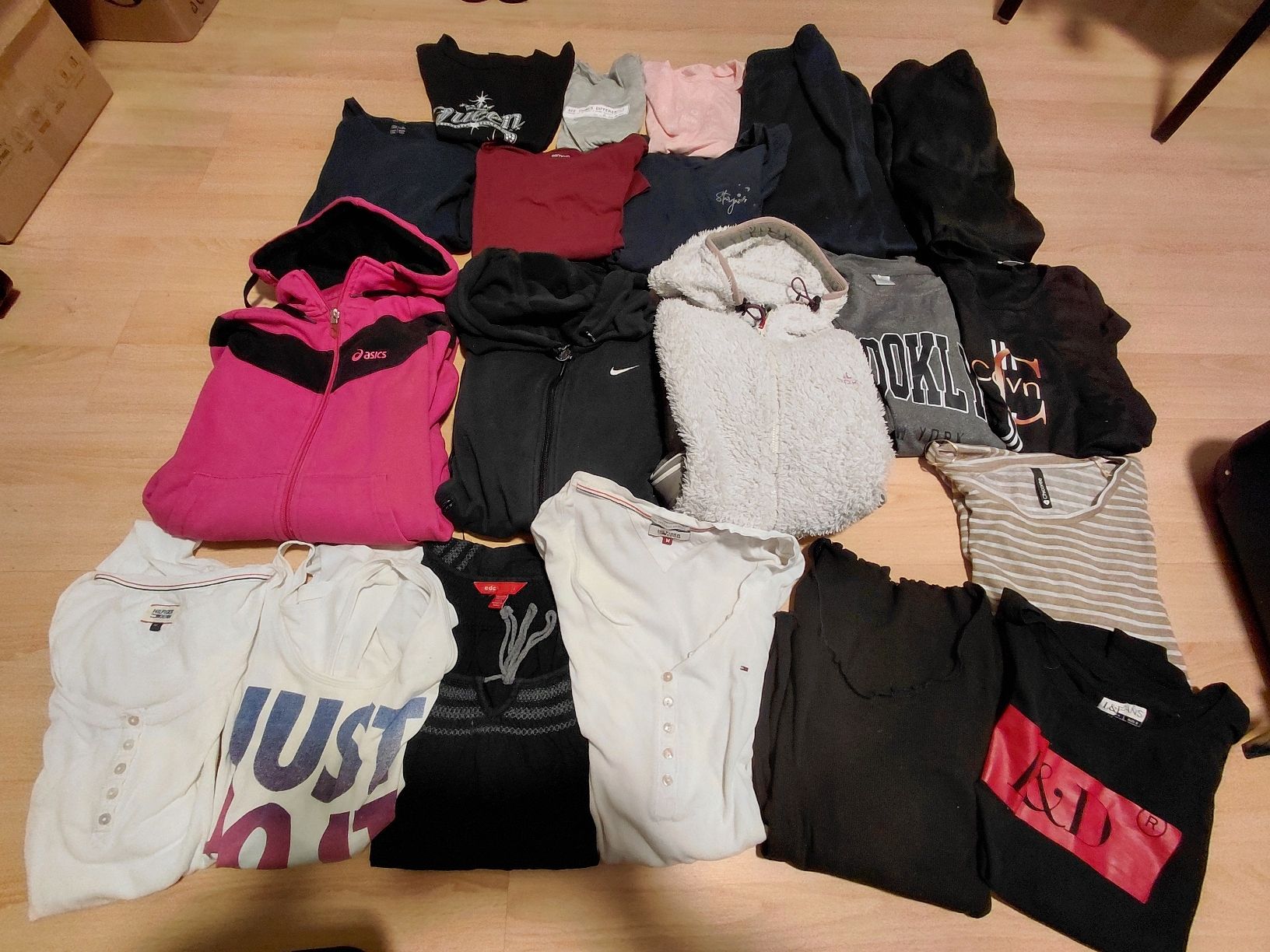 Lotti di vestiti: Grosses Kleiderpaket S-M passend – Usato da St. Niklaus VS venduto da sportler60 1
