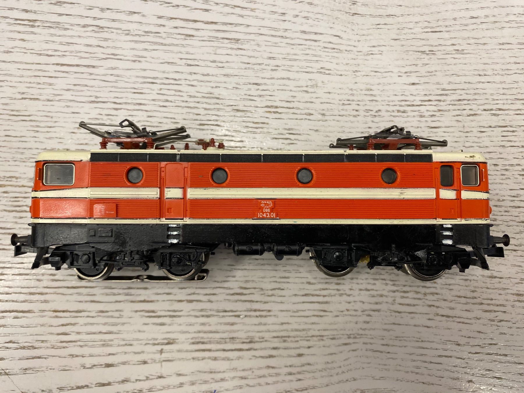 Märklin Modellini di ferrovie: Märklin 3041 ÖBB BR 1043 – Usato da Lupsingen venduto da New-Haven 1