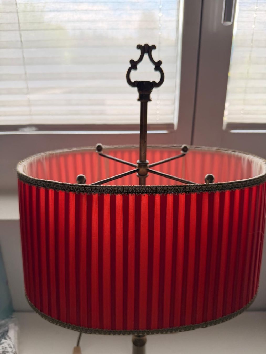 Lampade: Vintage Lampe mit rotem Lampenschirm – Usato da Adligenswil venduto da Brocki_Adlige 1