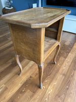 Beistelltisch Nussbaum Holz mit Ablage und schönem Fusswerk
