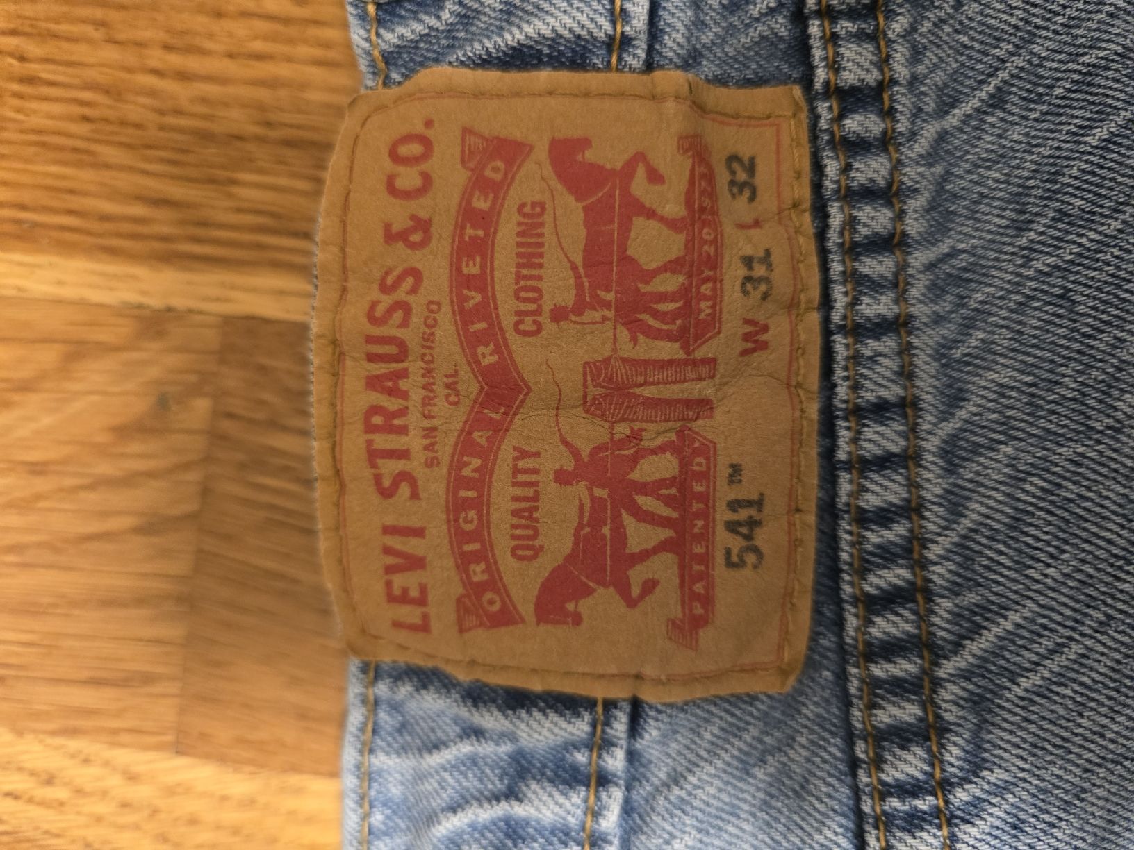 Levi's Lotti di vestiti: Lot de 3 jeans Levi's et Pull & Bear  – Usato da Perroy venduto da gui_6kwf 1
