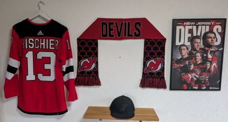 New Jersey Devils Jersey (Hischier) & Cap, Schal und Bild