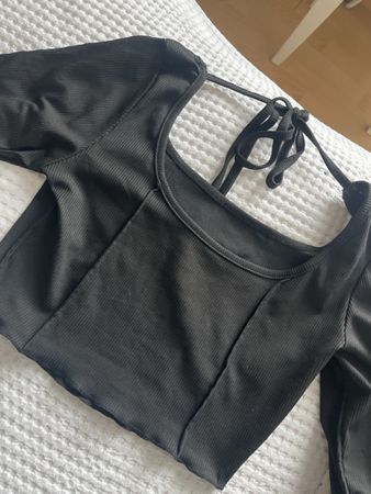 schwarzes Croptop mit Schnürung hinten