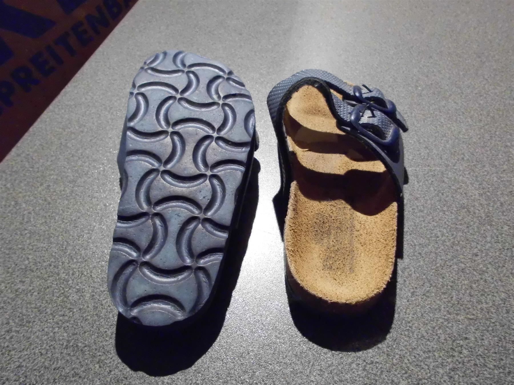 Scarpe da uomo: Hausschuhe Grösse 25, blau / Schlarpen – Usato da Zürich venduto da abraxas1291