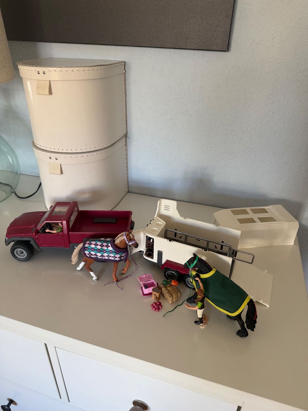 Schleich Jouets: Schleich Auto mit Anhänger – D'occasion à Lohn SH par mathea