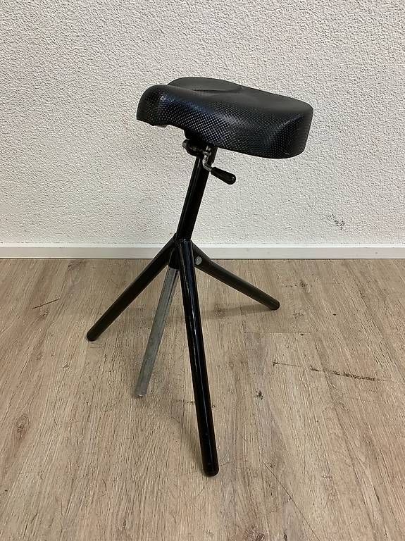 Tabourets: Höhenverstellbare Stehhilfe mit Sattelsitz – D'occasion à Obernau par Arche_Noah_Brocki