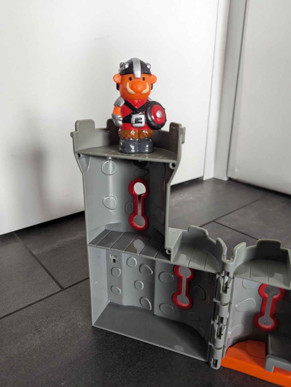 Spielzeuge: Spielzeug Ritterburg mit Figuren – Gebraucht aus Himmelried von Paura 3