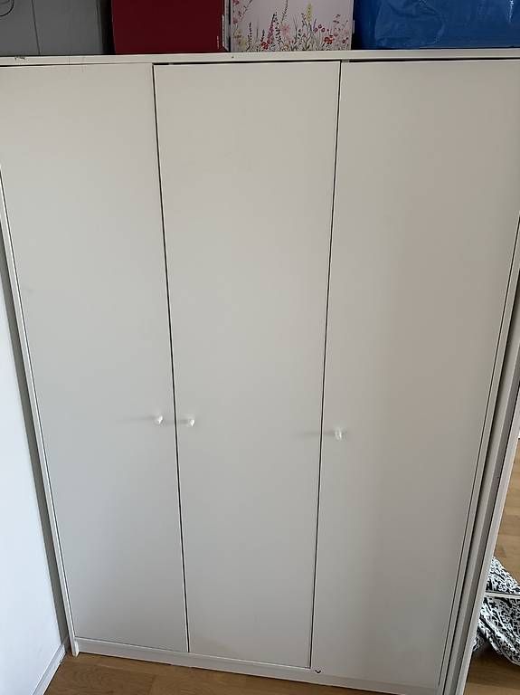 Armoires: Kleiderschrank – D'occasion à Kriens par lor_wg97