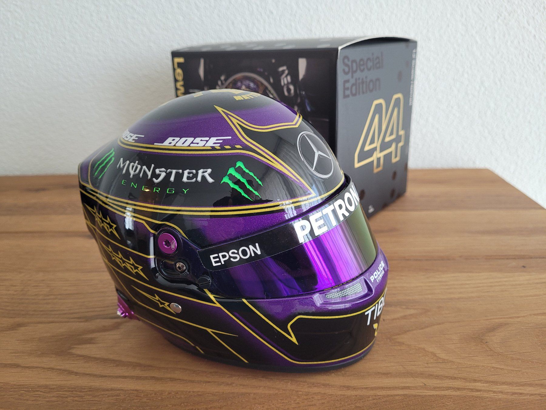 Modellbausätze & Standmodelle: Lewis Hamilton Mini-Helm 1:2 Special Edition #44 – Neu und originalverpackt aus Uitikon Waldegg von patu_2hsp 8