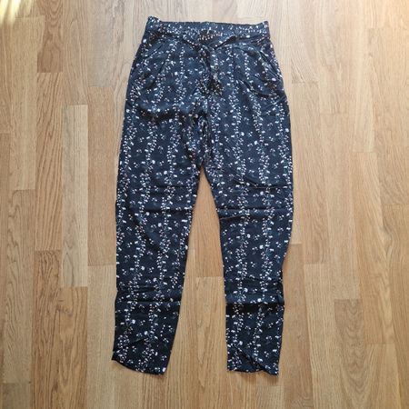Undiz Stoffhose mit Blumenmuster, Grösse S - Sommerlich!