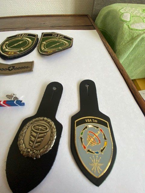 Schweizer Armee Plaketten & Abzeichen: LOT ABZEICHEN UND RIBBON  CH ARMEE – Gebraucht aus Chur von silbermon 2