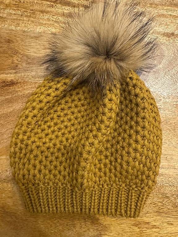 Hüte, Mützen & Caps: Handgemachte Strickmütze mit Bommel - Einheitsgrösse - braun – Gebraucht aus Effretikon von alicebrunner