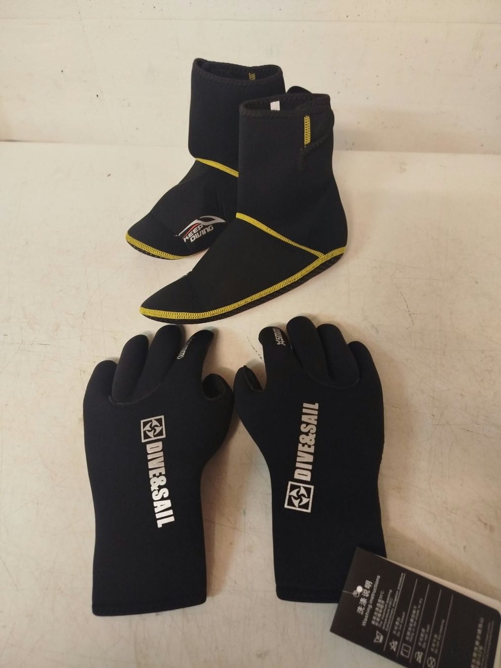 Combinaisons de plongée: Chaussettes et gants de plongée – D'occasion à La Chaux-de-Fonds par Emmaus2300CDF