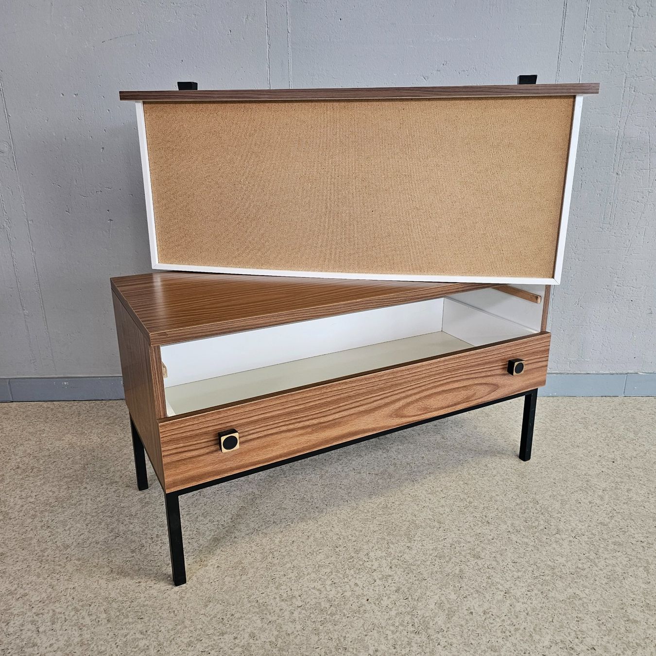 Cassettiere: Vintage 1970 Sideboard Holzoptik Kommode 2 Schubladen – Usato da Nottwil venduto da Wondewa-Shop 5